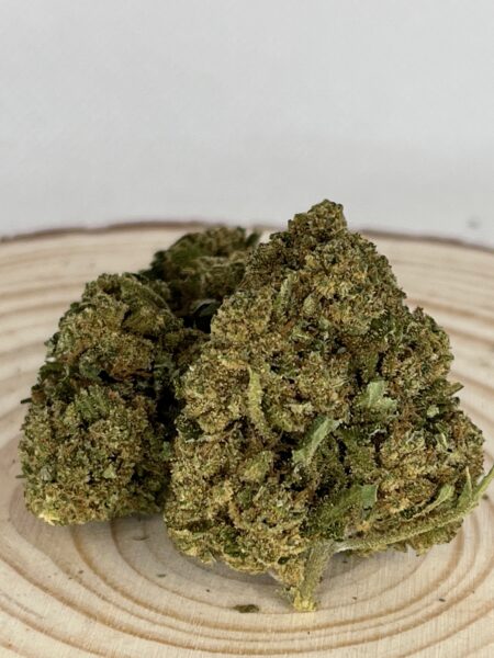 White Cali! Captivante!La White Cali est une fleur de CBD captivante, connue pour ses têtes compactes et résineuses, souvent enveloppées de trichomes scintillants. Son parfum est un mélange subtil de notes terreuses et citriques, offrant une expérience aromatique rafraîchissante. Visuellement, elle se distingue par ses teintes vert clair et ses pistils orangés qui ajoutent une touche de chaleur. Les effets de la White Cali sont souvent décrits comme relaxants et équilibrants, parfaits pour apaiser l'esprit tout en restant actif.