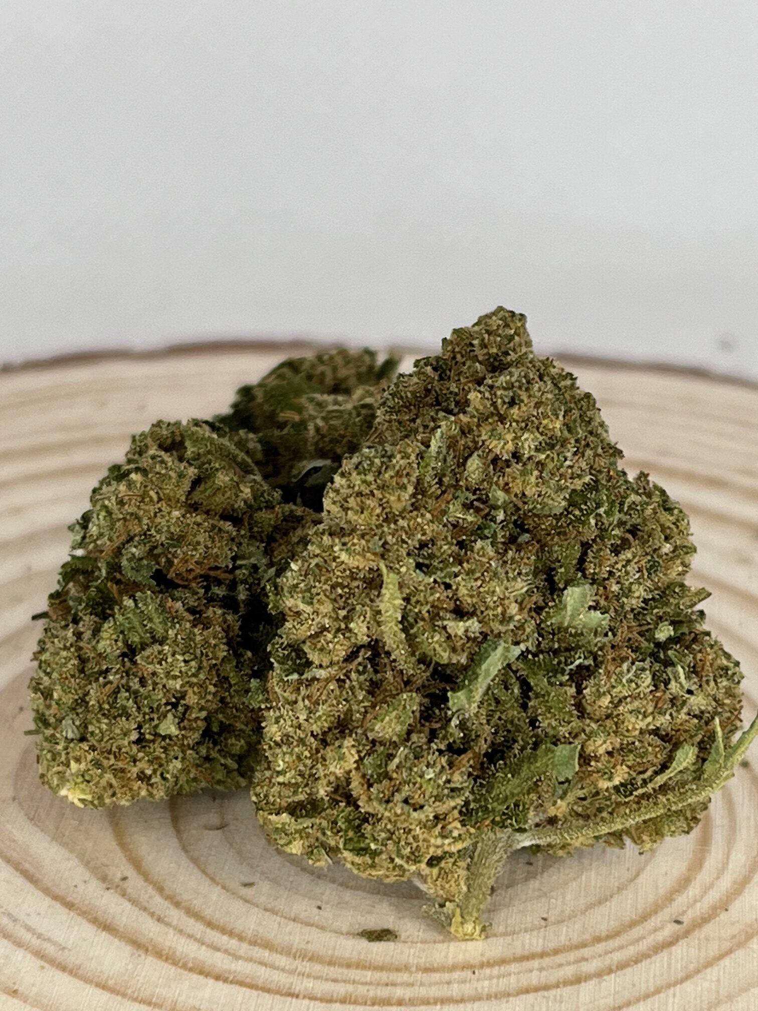 white cali White Cali! Captivante!La White Cali est une fleur de CBD captivante, connue pour ses têtes compactes et résineuses, souvent enveloppées de trichomes scintillants. Son parfum est un mélange subtil de notes terreuses et citriques, offrant une expérience aromatique rafraîchissante. Visuellement, elle se distingue par ses teintes vert clair et ses pistils orangés qui ajoutent une touche de chaleur. Les effets de la White Cali sont souvent décrits comme relaxants et équilibrants, parfaits pour apaiser l'esprit tout en restant actif.