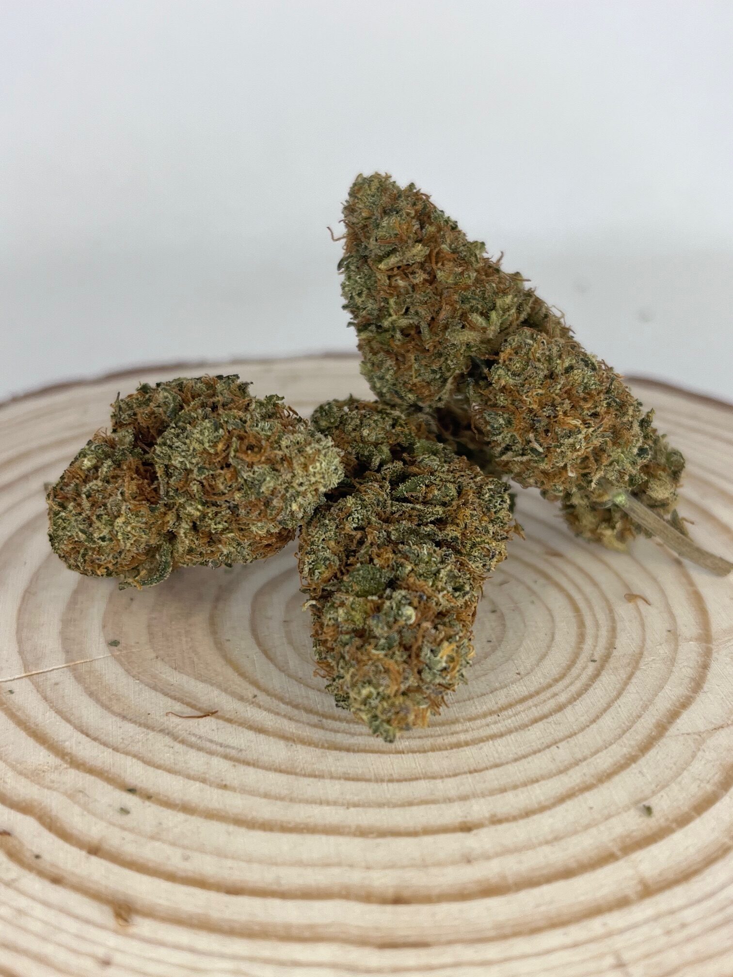 Boom Berry Découvrez la Boom Berry, une fleur de CBD 100 % naturelle et cultivée en France. Réputée pour ses arômes envoûtants de baies juteuses et son goût sucré, la Boom Berry offre une expérience unique aux amateurs de cannabis légal. Avec une teneur élevée en CBD et un faible taux de THC, cette fleur est idéale pour ceux qui recherchent les bienfaits du cannabidiol sans effets psychoactifs. Cultivée dans le respect de l'environnement, la Boom Berry est le choix parfait pour une relaxation profonde et un apaisement du stress. Son apparence séduisante, avec des têtes denses et résineuses, en fait une variété de choix pour les connaisseurs. Optez pour la Boom Berry, la fleur de CBD française qui allie qualité, saveur et bien-être. Parfaite pour une consommation en infusion ou en vaporisation, la Boom Berry s'intègre facilement dans votre routine quotidienne. Découvrez les vertus naturelles du CBD avec cette fleur d'exception, et laissez-vous séduire par la douceur de la Boom Berry.