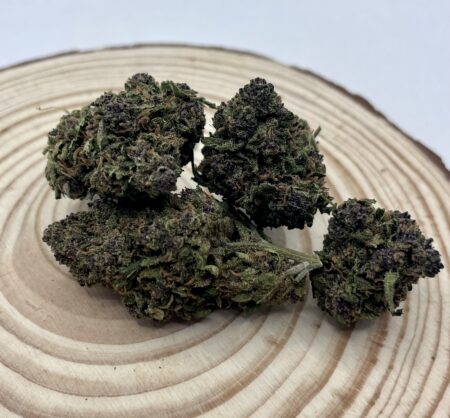 Fleur de CBD Black Pearl, cultivée en France dans des conditions de glasshouse. Buds denses et résineux, présentant une couleur vert foncé avec des pistils orange vif. Arômes envoûtants mêlant notes terreuses et sucrées. Cette variété offre une riche composition en CBD, avec des effets relaxants et apaisants, idéale pour le bien-être