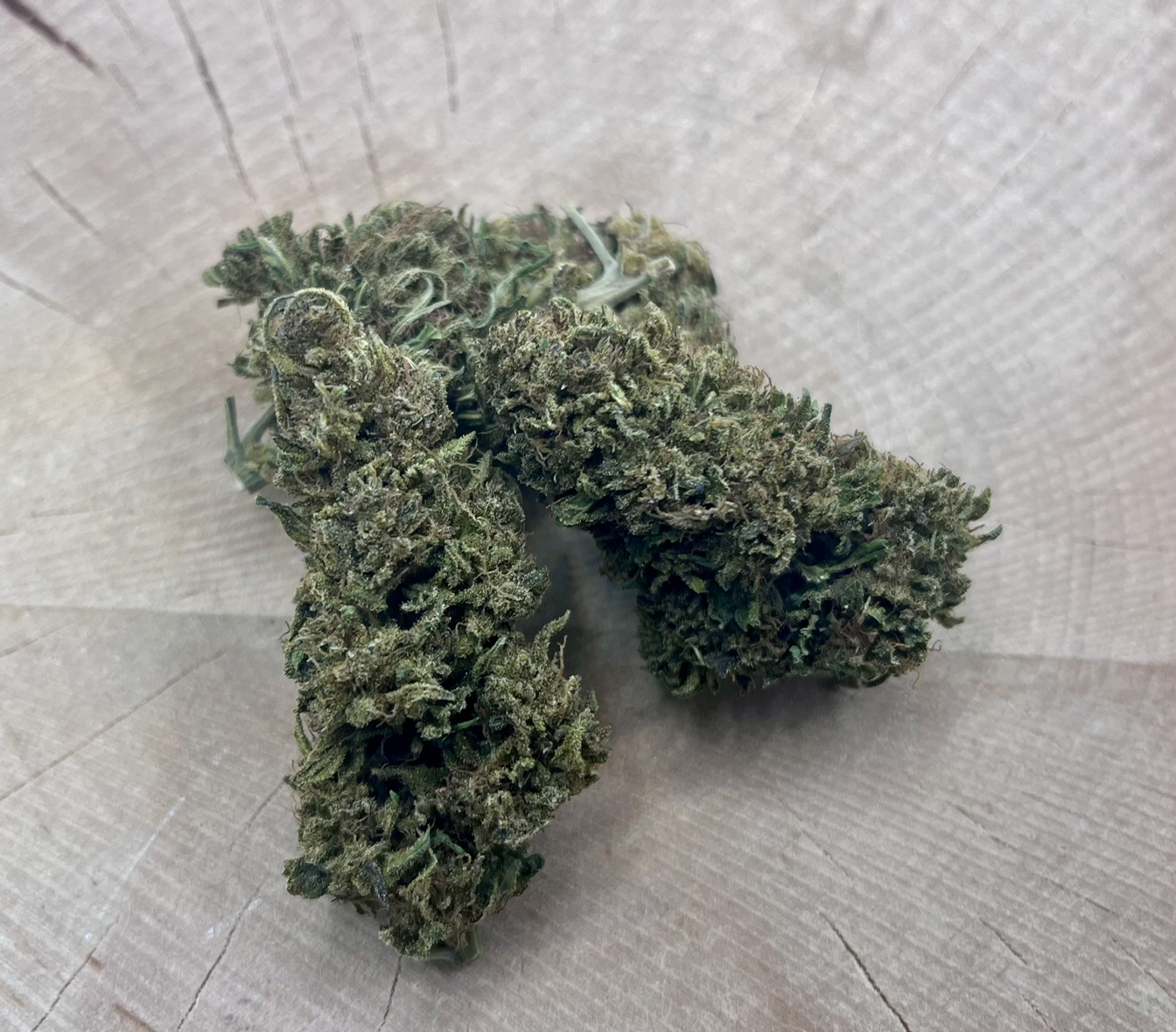 Sour Candy Sour Candy : Une fleur unique aux saveurs intenses. Découvrez la Sour Candy, une fleur de cannabis prisée pour ses arômes sucrés et acidulés. Cette variété emblématique est devenue un choix incontournable pour les amateurs à la recherche de sensations fortes et d’une expérience gustative inoubliable.